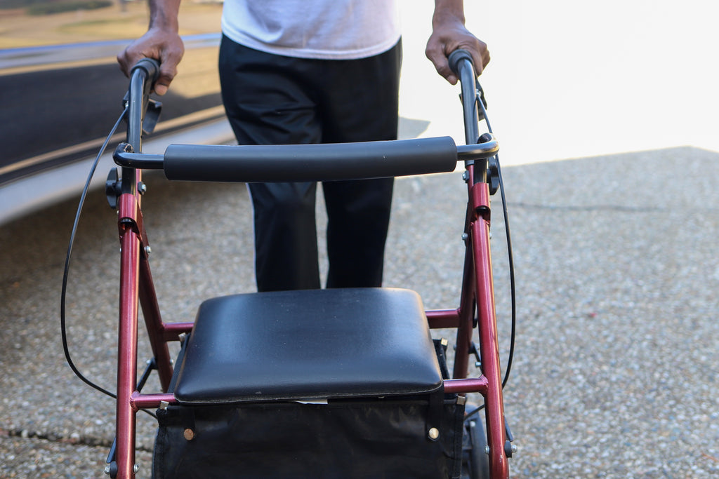 Aides à la Mobilité: Guide sur les fauteuils roulants et ambulateurs